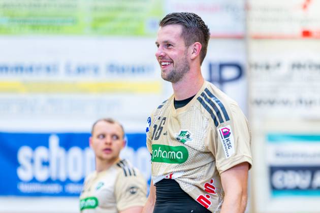 Hannes Feise (TSV Hannover-Burgdorf, Nr. 56) (v.l.), TSV Hannover-Burgdorf (beige) gegen Aalborg Handbold (rot) am 1. Spieltag des Internationalem Heide-Cups (08.08.2025,(Schneverdingen, GER), Copyright: xJanxGuentherx xTSVxHannover-Burgdorfx