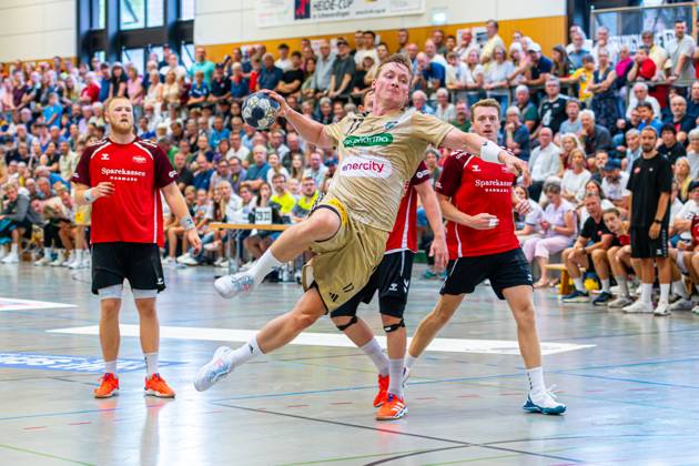 August Pedersen (TSV Hannover-Burgdorf, Nr. 17) (v.l.), TSV Hannover-Burgdorf (beige) gegen Aalborg Handbold (rot) am 1. Spieltag des Internationalem Heide-Cups (08.08.2025,(Schneverdingen, GER), Copyright: xJanxGuentherx xTSVxHannover-Burgdorfx