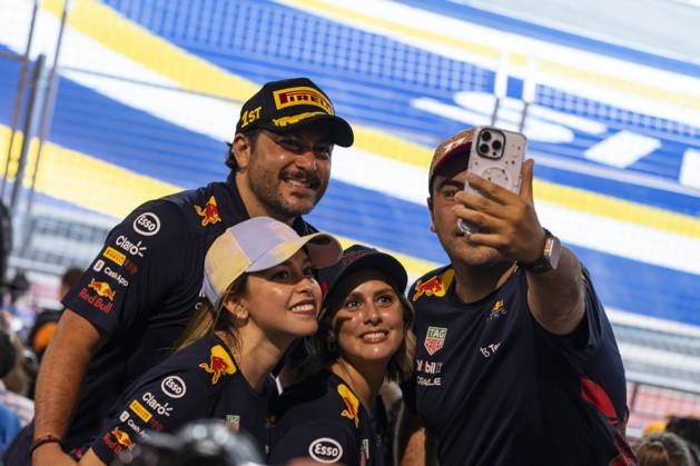 Formula 1 Singapore Grand Prix SINGAPORE, SINGAPORE - SEPTEMBER 22: People take photos as they watch the Formula 1 Singapore Grand Prix at the Marina Bay Street Circuit in Singapore on September 22, 2024. More than 269,000 fans turned out over race weekend according to the organisers. Singapore World. Editorial use only. Please get in touch for any other usage.  Copyright: x2025xAnadoluxZakariaxZainalx
