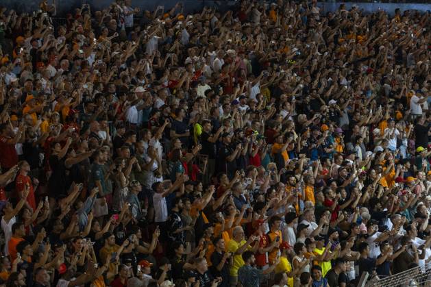 Formula 1 Singapore Grand Prix SINGAPORE, SINGAPORE - SEPTEMBER 22: Thousands of fans watch the Formula 1 Singapore Grand Prix at the Marina Bay Street Circuit in Singapore on September 22, 2024. More than 269,000 fans turned out over race weekend according to the organisers. Singapore World. Editorial use only. Please get in touch for any other usage.  Copyright: x2025xAnadoluxZakariaxZainalx