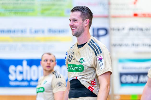 Hannes Feise (TSV Hannover-Burgdorf, Nr. 56) (v.l.), TSV Hannover-Burgdorf (beige) gegen Aalborg Handbold (rot) am 1. Spieltag des Internationalem Heide-Cups (08.08.2025,(Schneverdingen, GER), Copyright: xJanxGuentherx xTSVxHannover-Burgdorfx