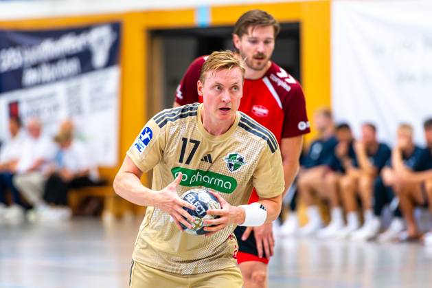 August Pedersen (TSV Hannover-Burgdorf, Nr. 17) (v.l.), TSV Hannover-Burgdorf (beige) gegen Aalborg Handbold (rot) am 1. Spieltag des Internationalem Heide-Cups (08.08.2025,(Schneverdingen, GER), Copyright: xJanxGuentherx xTSVxHannover-Burgdorfx
