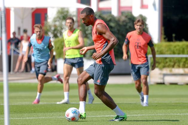 Jonathan Tah (FC Bayern Muenchen, 04) mit Ball, GER, Oeffentliches Training, FC Bayern Muenchen, Fussball, Saison 2025 2026, 09.08.2025, GER, Oeffentliches Training, FC Bayern Muenchen, Fussball, Saison 2025 2026, 09.08.2025 Muenchen Copyright: xEibner-Pressefoto JennixMaulx EP_JML