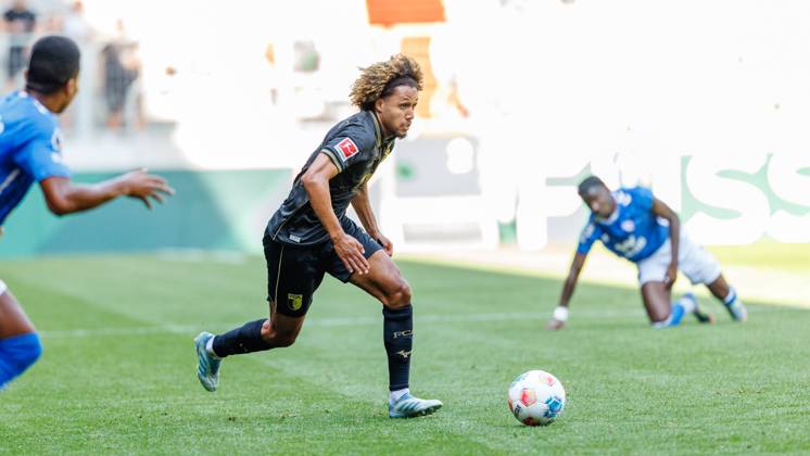 Han-Noah Massengo (4, FC Augsburg) beim Spiel zwischen FC Augsburg v AFC Sunderland, Fußball, Herren, Bundesliga, 2025 2026, Testspiel am 09.08.2025 in Augsburg, WWK-Arena. DFL and DFB regulations prohibit any use of photographs as image sequences and or quasi-video. Bayern Deutschland