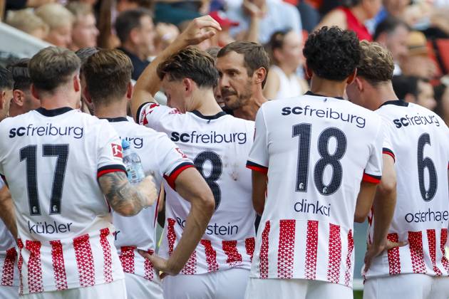 Julian Schuster (SC Freiburg, Trainer) im Dialog mit seinen Spielern , Deutschland, Fussball, Testspiel, 2025 2026, SC Freiburg vs. CA Osasuna, 09.08.2025, Europa-Park Stadion , Freiburg im Breisgau, Deutschland Freiburg im Breisgau Europa-Park Stadion Baden-Wuerttemberg Deutschland Copyright: xGrantxHubbsx