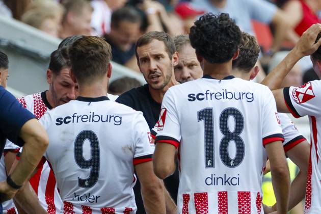 Julian Schuster (SC Freiburg, Trainer) im Dialog mit seinen Spielern , Deutschland, Fussball, Testspiel, 2025 2026, SC Freiburg vs. CA Osasuna, 09.08.2025, Europa-Park Stadion , Freiburg im Breisgau, Deutschland Freiburg im Breisgau Europa-Park Stadion Baden-Wuerttemberg Deutschland Copyright: xGrantxHubbsx