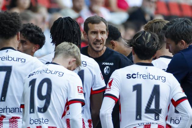 Julian Schuster (SC Freiburg, Trainer) im Dialog mit seinen Spielern , Deutschland, Fussball, Testspiel, 2025 2026, SC Freiburg vs. CA Osasuna, 09.08.2025, Europa-Park Stadion , Freiburg im Breisgau, Deutschland Freiburg im Breisgau Europa-Park Stadion Baden-Wuerttemberg Deutschland Copyright: xGrantxHubbsx