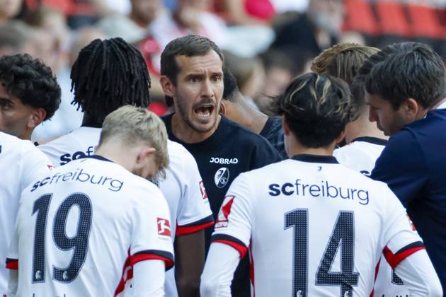 Julian Schuster (SC Freiburg, Trainer) im Dialog mit seinen Spielern , Deutschland, Fussball, Testspiel, 2025 2026, SC Freiburg vs. CA Osasuna, 09.08.2025, Europa-Park Stadion , Freiburg im Breisgau, Deutschland Freiburg im Breisgau Europa-Park Stadion Baden-Wuerttemberg Deutschland Copyright: xGrantxHubbsx