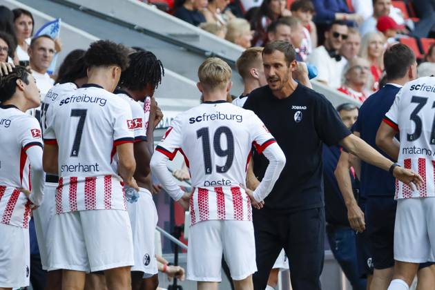 Julian Schuster (SC Freiburg, Trainer) im Dialog mit seinen Spielern , Deutschland, Fussball, Testspiel, 2025 2026, SC Freiburg vs. CA Osasuna, 09.08.2025, Europa-Park Stadion , Freiburg im Breisgau, Deutschland Freiburg im Breisgau Europa-Park Stadion Baden-Wuerttemberg Deutschland Copyright: xGrantxHubbsx
