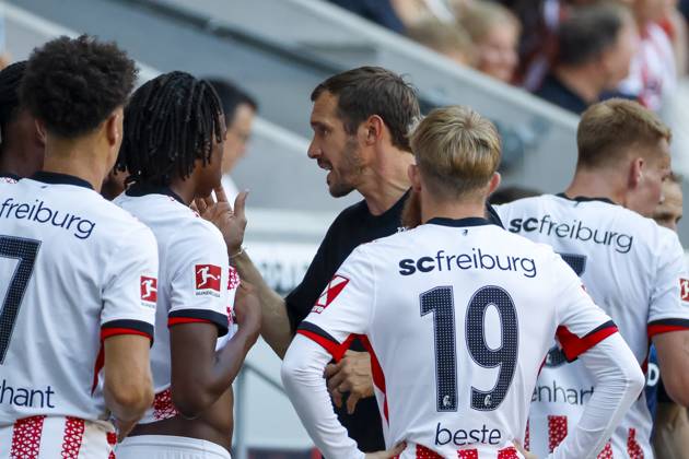 Julian Schuster (SC Freiburg, Trainer) im Dialog mit seinen Spielern , Deutschland, Fussball, Testspiel, 2025 2026, SC Freiburg vs. CA Osasuna, 09.08.2025, Europa-Park Stadion , Freiburg im Breisgau, Deutschland Freiburg im Breisgau Europa-Park Stadion Baden-Wuerttemberg Deutschland Copyright: xGrantxHubbsx