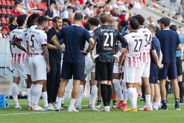 Julian Schuster (SC Freiburg, Trainer) im Dialog mit seinen Spielern , Deutschland, Fussball, Testspiel, 2025 2026, SC Freiburg vs. CA Osasuna, 09.08.2025, Europa-Park Stadion , Freiburg im Breisgau, Deutschland Freiburg im Breisgau Europa-Park Stadion Baden-Wuerttemberg Deutschland Copyright: xGrantxHubbsx