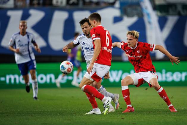 Adrian Gantenbein (FC Schalke 04) im Zweikampf mit Mika Haas (1.FC Kaiserslautern) und Fabian Kunze (1.FC Kaiserslautern), 1. FC Kaiserslautern vs FC Schalke 05, Fussball, 2. Bundesliga, 2. Spieltag, Saison 2025 2026, 09.08.2025 1. FC Kaiserslautern vs FC Schalke 05, Fussball, 2. Bundesliga, 2. Spieltag, Saison 2025 2026, 09.08.2025 Copyright: xEibner-Pressefoto AlexanderxNeisx EP_ANS