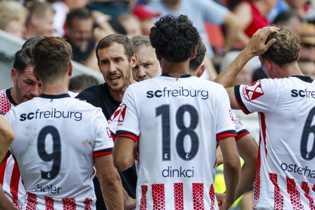 Julian Schuster (SC Freiburg, Trainer) im Dialog mit seinen Spielern , Deutschland, Fussball, Testspiel, 2025 2026, SC Freiburg vs. CA Osasuna, 09.08.2025, Europa-Park Stadion , Freiburg im Breisgau, Deutschland Freiburg im Breisgau Europa-Park Stadion Baden-Wuerttemberg Deutschland Copyright: xGrantxHubbsx