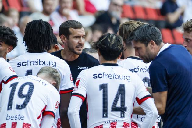 Julian Schuster (SC Freiburg, Trainer) im Dialog mit seinen Spielern , Deutschland, Fussball, Testspiel, 2025 2026, SC Freiburg vs. CA Osasuna, 09.08.2025, Europa-Park Stadion , Freiburg im Breisgau, Deutschland Freiburg im Breisgau Europa-Park Stadion Baden-Wuerttemberg Deutschland Copyright: xGrantxHubbsx