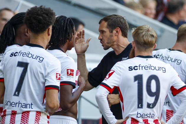 Julian Schuster (SC Freiburg, Trainer) im Dialog mit seinen Spielern , Deutschland, Fussball, Testspiel, 2025 2026, SC Freiburg vs. CA Osasuna, 09.08.2025, Europa-Park Stadion , Freiburg im Breisgau, Deutschland Freiburg im Breisgau Europa-Park Stadion Baden-Wuerttemberg Deutschland Copyright: xGrantxHubbsx