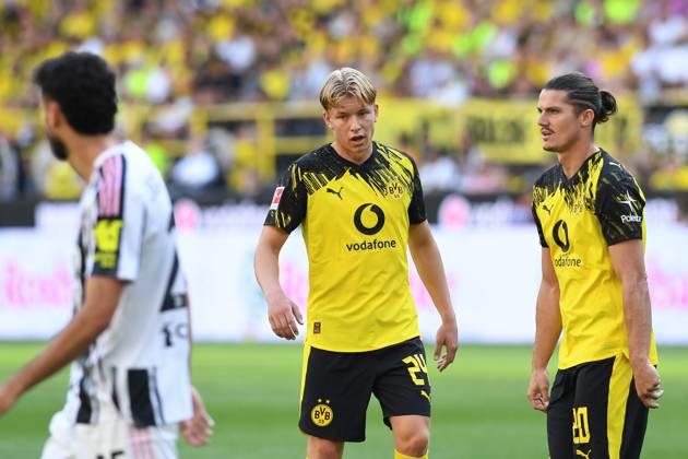 Daniel Svensson (Borussia Dortmund) und Marcel Sabitzer (Borussia Dortmund) schauen während des Freundschaftsspiels in der Vorsaison zwischen Borussia Dortmund und Juventus FC im Signal Iduna Park am 10. August 2025 in Dortmund, Deutschland. (Foto von Ralf Treese DeFodi Images) +++ Daniel Svensson (Borussia Dortmund) und Marcel Sabitzer (Borussia Dortmund) look on during the pre-season friendly match between Borussia Dortmund and Juventus FC at Signal Iduna Park on August 10, 2025 in Dortmund, Germany. (Photo by Ralf Treese DeFodi Images) (Photo by Ralf Treese DeFodi Images)