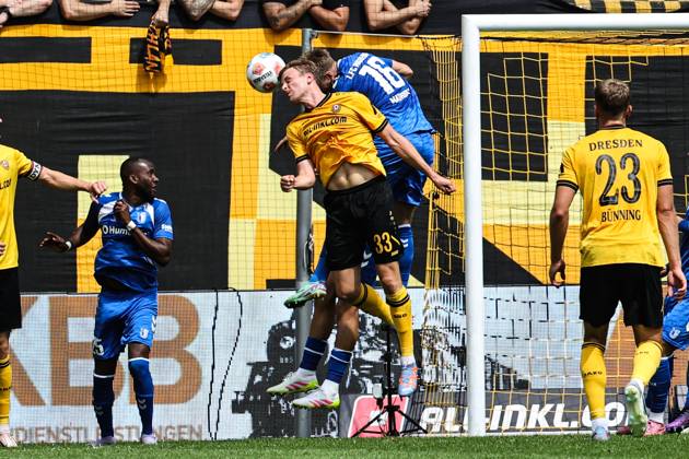 Christoph Daferner (SG Dynamo Dresden,33) gegen Marcus Mathisen (1. FC Magdeburg,16) - 2. Fußball Bundesliga Saison 2025-2026 SG Dynamo Dresden vs. 1. FC Magdeburg im Rudolf Harbig Stadion in Dresden - Aktion,Fußball,Mann,Männer,Deutschland,09.08.2025