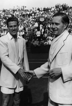 Tennis Davispokal, Viertelfinale: Deutschland - Belgien 3:2 U.B.z. Gottfried von Cramm (rechts GER) wird von Philippe Washer (BEL) nach seinem Sieg beglueckwuenscht 15.07.1951 in Koeln - Deutschland