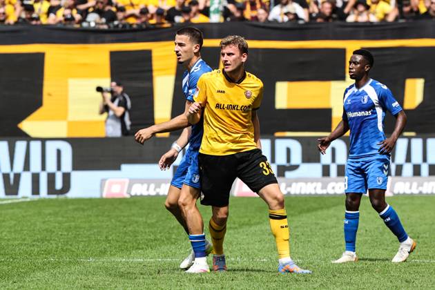 Christoph Daferner (SG Dynamo Dresden,33) gegen Andi Hoti (1. FC Magdeburg,3) und Lubambo Musonda (1. FC Magdeburg,19) - 2. Fußball Bundesliga Saison 2025-2026 SG Dynamo Dresden vs. 1. FC Magdeburg im Rudolf Harbig Stadion in Dresden - Aktion,Fußball,Mann,Männer,Deutschland,09.08.2025
