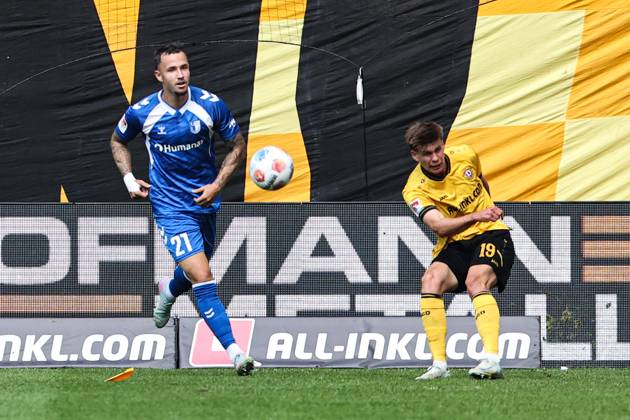 Alexander Rossipal (SG Dynamo Dresden,19) gegen Falko Michel (1. FC Magdeburg,21) - 2. Fußball Bundesliga Saison 2025-2026 SG Dynamo Dresden vs. 1. FC Magdeburg im Rudolf Harbig Stadion in Dresden - Aktion,Fußball,Mann,Männer,Deutschland,09.08.2025