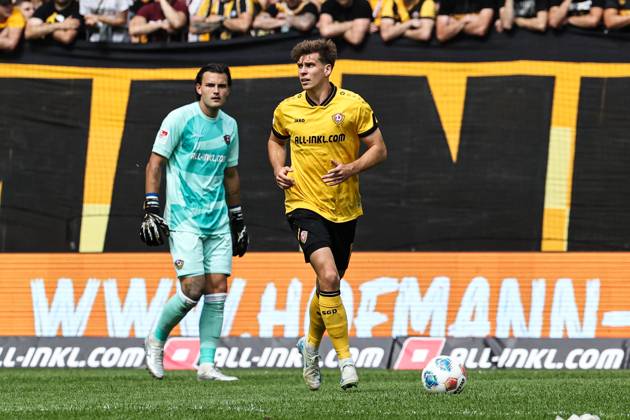 Alexander Rossipal (SG Dynamo Dresden,19) und Torwart Tim Schreiber (SG Dynamo Dresden,1) - 2. Fußball Bundesliga Saison 2025-2026 SG Dynamo Dresden vs. 1. FC Magdeburg im Rudolf Harbig Stadion in Dresden - Aktion,Fußball,Mann,Männer,Deutschland,09.08.2025