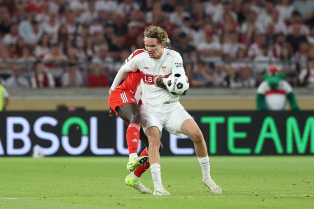 im Zweikampf, Aktion, mit Dayot Upamecano 2 (FC Bayern Muenchen), Nick Woltemade 11 (VfB Stuttgart), VfB Stuttgart vs. FC Bayern Muenchen, Fussball, Franz-Beckenbauer-Supercup, 16.08.2025 Stuttgart Baden-Wuerttemberg Deutschland