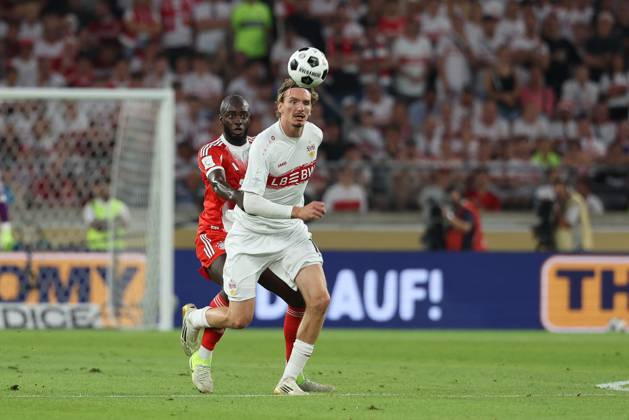 im Zweikampf, Aktion, mit Dayot Upamecano 2 (FC Bayern Muenchen), Nick Woltemade 11 (VfB Stuttgart), VfB Stuttgart vs. FC Bayern Muenchen, Fussball, Franz-Beckenbauer-Supercup, 16.08.2025 Stuttgart Baden-Wuerttemberg Deutschland