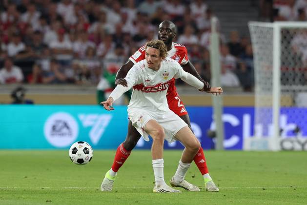im Zweikampf, Aktion, mit Dayot Upamecano 2 (FC Bayern Muenchen), Nick Woltemade 11 (VfB Stuttgart), VfB Stuttgart vs. FC Bayern Muenchen, Fussball, Franz-Beckenbauer-Supercup, 16.08.2025 Stuttgart Baden-Wuerttemberg Deutschland