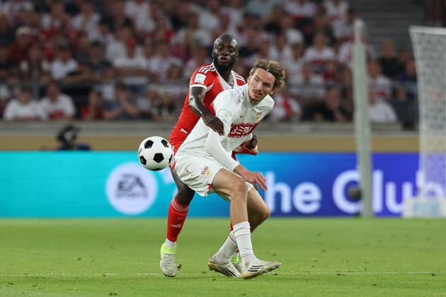 im Zweikampf, Aktion, mit Dayot Upamecano 2 (FC Bayern Muenchen), Nick Woltemade 11 (VfB Stuttgart), VfB Stuttgart vs. FC Bayern Muenchen, Fussball, Franz-Beckenbauer-Supercup, 16.08.2025 Stuttgart Baden-Wuerttemberg Deutschland