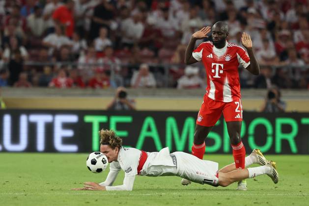 im Zweikampf, Aktion, mit Dayot Upamecano 2 (FC Bayern Muenchen), Nick Woltemade 11 (VfB Stuttgart), VfB Stuttgart vs. FC Bayern Muenchen, Fussball, Franz-Beckenbauer-Supercup, 16.08.2025 Stuttgart Baden-Wuerttemberg Deutschland