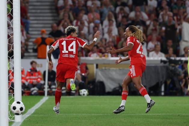 Torjubel von Luis Diaz 14 (FC Bayern Muenchen), Sascha Boey 23 (FC Bayern Muenchen) zum 0:2, VfB Stuttgart vs. FC Bayern Muenchen, Fussball, Franz-Beckenbauer-Supercup, 16.08.2025 Stuttgart Baden-Wuerttemberg Deutschland
