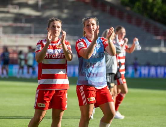 Fußball, Frauen, Testspiel, Saison 2025 2026, 1. FC Union Berlin - Real Madrid, v. l. Katja Orschmann (1. Frauen 1. FC Union), Dina Orschmann (1. Frauen 1. FC Union), Jubel nach dem Abpfiff, 17.08. 2025, Copyright: xMatthiasxKochx
