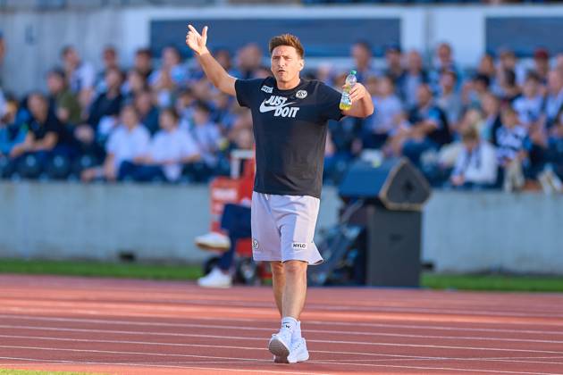 Vincent Wagner (SV 07 Elversberg, Cheftrainer) gestikuliert, ruft, zeigt an, Portrait, Freisteller GER, SSV 1846 Ulm vs SV 07 Elversberg, Fussball, Herren DFB Pokal, 1. Runde, Saison 2025 2026, 17.08.2025 DFB regulations prohibit any use of photographs as image sequences and or quasi-video GER, SSV 1846 Ulm vs SV 07 Elversberg, Fussball, Herren DFB Pokal, 1. Runde, Saison 2025 2026, 17.08.2025 Ulm Copyright: xEibner-Pressefoto GeraldxOelze-dexStoppanyx EP_ODS