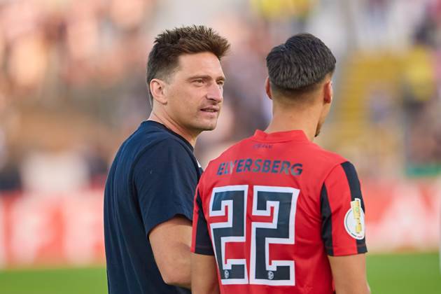 Vincent Wagner (SV 07 Elversberg, Cheftrainer) nach Spielende im Gespraech mit Younes Ebnoutalib (SV 07 Elversberg, 22) GER, SSV 1846 Ulm vs SV 07 Elversberg, Fussball, Herren DFB Pokal, 1. Runde, Saison 2025 2026, 17.08.2025 DFB regulations prohibit any use of photographs as image sequences and or quasi-video GER, SSV 1846 Ulm vs SV 07 Elversberg, Fussball, Herren DFB Pokal, 1. Runde, Saison 2025 2026, 17.08.2025 Ulm Copyright: xEibner-Pressefoto GeraldxOelze-dexStoppanyx EP_ODS