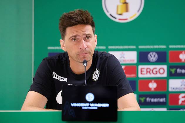 Vincent Wagner (SV 07 Elversberg, Cheftrainer) in der Pressekonferenz nach Spielende, Portrait GER, SSV 1846 Ulm vs SV 07 Elversberg, Fussball, Herren DFB Pokal, 1. Runde, Saison 2025 2026, 17.08.2025 DFB regulations prohibit any use of photographs as image sequences and or quasi-video GER, SSV 1846 Ulm vs SV 07 Elversberg, Fussball, Herren DFB Pokal, 1. Runde, Saison 2025 2026, 17.08.2025 Ulm Copyright: xEibner-Pressefoto GeraldxOelze-dexStoppanyx EP_ODS