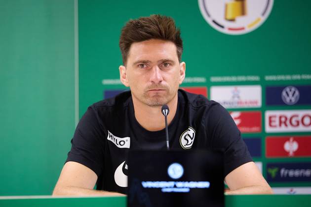 Vincent Wagner (SV 07 Elversberg, Cheftrainer) in der Pressekonferenz nach Spielende, Portrait GER, SSV 1846 Ulm vs SV 07 Elversberg, Fussball, Herren DFB Pokal, 1. Runde, Saison 2025 2026, 17.08.2025 DFB regulations prohibit any use of photographs as image sequences and or quasi-video GER, SSV 1846 Ulm vs SV 07 Elversberg, Fussball, Herren DFB Pokal, 1. Runde, Saison 2025 2026, 17.08.2025 Ulm Copyright: xEibner-Pressefoto GeraldxOelze-dexStoppanyx EP_ODS