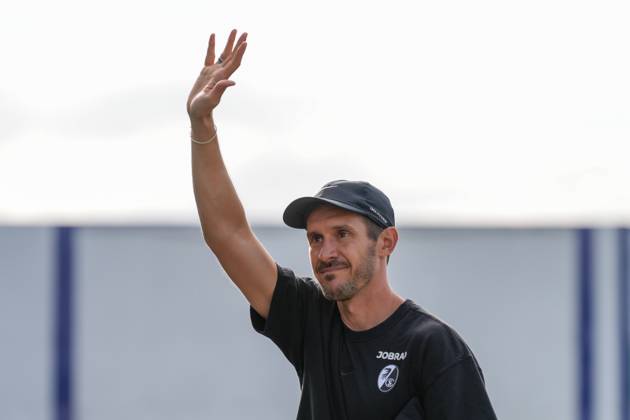 Julian Schuster (SC Freiburg, Trainer) winkt den Fans , Fußball, 1. Runde , DFB Pokal, 2025 26, Sportfreunde Lotte vs. SC Freiburg, 16.08.2025, Stadion am Lotter Kreuz, Lotte, Deutschland DFB REGULATIONS PROHIBIT ANY USE OF PHOTOGRAPHS AS IMAGE SEQUENCES AND OR QUASI-VIDEO. Lotte Stadion am Lotter Kreuz Nordrhein-Westfalen Deutschland Copyright: xArnexAmbergx