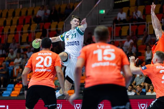 Oskar SUNNEFELDT (FRISCH AUF! Goeppingen, 27) erzielt ein Tor, Aktion, Torwurf Kadetten Schaffhausen (KSH) vs. FRISCH AUF! Goeppingen (FAG), Handball, Maenner, Falken-Cup 2025 Kadetten-Saisoneroeffnung, Spielzeit 2025 2026, 20.08.2025 Kadetten Schaffhausen (KSH) vs. FRISCH AUF! Goeppingen (FAG), Handball, Maenner, Falken-Cup 2025 Kadetten-Saisoneroeffnung, Spielzeit 2025 2026, 20.08.2025 Schaffhausen Copyright: xEibnerxPressefoto OliverxSchmidtx EP_OST