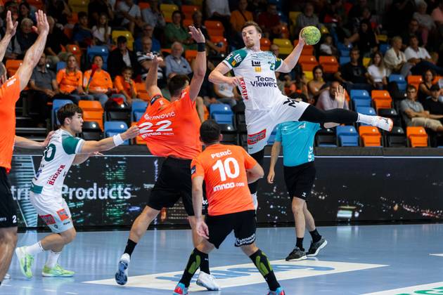 Erik PERSSON (FRISCH AUF! Goeppingen, 22) erzielt ein Tor, Aktion, Torwurf Kadetten Schaffhausen (KSH) vs. FRISCH AUF! Goeppingen (FAG), Handball, Maenner, Falken-Cup 2025 Kadetten-Saisoneroeffnung, Spielzeit 2025 2026, 20.08.2025 Kadetten Schaffhausen (KSH) vs. FRISCH AUF! Goeppingen (FAG), Handball, Maenner, Falken-Cup 2025 Kadetten-Saisoneroeffnung, Spielzeit 2025 2026, 20.08.2025 Schaffhausen Copyright: xEibnerxPressefoto OliverxSchmidtx EP_OST