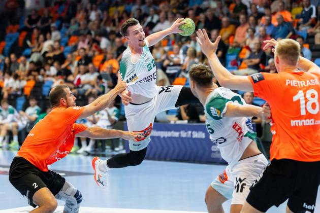 Erik PERSSON (FRISCH AUF! Goeppingen, 22) erzielt ein Tor, Aktion, Torwurf Kadetten Schaffhausen (KSH) vs. FRISCH AUF! Goeppingen (FAG), Handball, Maenner, Falken-Cup 2025 Kadetten-Saisoneroeffnung, Spielzeit 2025 2026, 20.08.2025 Kadetten Schaffhausen (KSH) vs. FRISCH AUF! Goeppingen (FAG), Handball, Maenner, Falken-Cup 2025 Kadetten-Saisoneroeffnung, Spielzeit 2025 2026, 20.08.2025 Schaffhausen Copyright: xEibnerxPressefoto OliverxSchmidtx EP_OST