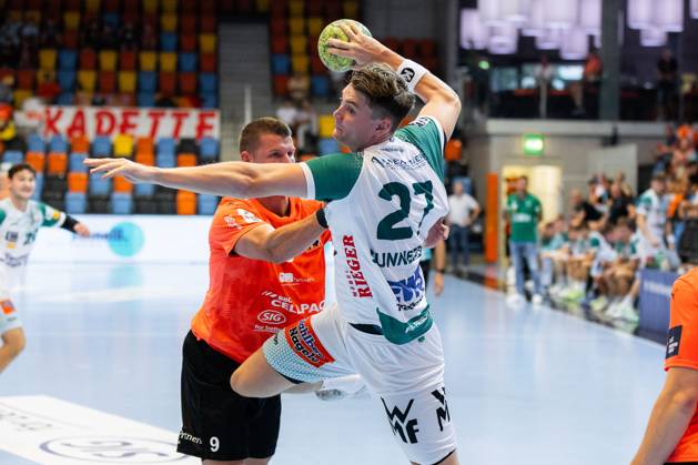 Oskar SUNNEFELDT (FRISCH AUF! Goeppingen, 27) erzielt ein Tor, Aktion, Torwurf Kadetten Schaffhausen (KSH) vs. FRISCH AUF! Goeppingen (FAG), Handball, Maenner, Falken-Cup 2025 Kadetten-Saisoneroeffnung, Spielzeit 2025 2026, 20.08.2025 Kadetten Schaffhausen (KSH) vs. FRISCH AUF! Goeppingen (FAG), Handball, Maenner, Falken-Cup 2025 Kadetten-Saisoneroeffnung, Spielzeit 2025 2026, 20.08.2025 Schaffhausen Copyright: xEibnerxPressefoto OliverxSchmidtx EP_OST