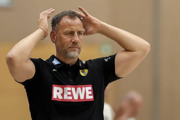 Maik Machulla (Trainer, Cheftrainer, RNL), Einzelbild, Einzelfoto, Aktion, Action, enttäuscht schauend, Enttäuschung, Frustration, disappointed, pessimistisch, 22.08.2025, Östringen (Deutschland), Handball, Testspiel, Rhein-Neckar Löwen - HC Kriens-Luzern