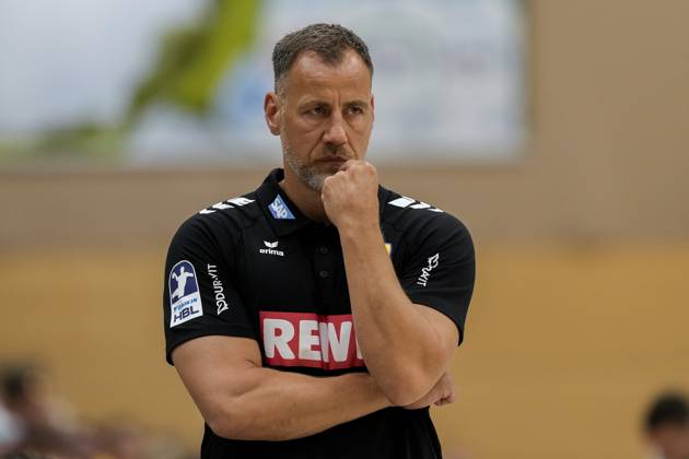 Maik Machulla (Trainer, Cheftrainer, RNL), Einzelbild, Einzelfoto, Aktion, Action, nachdenklich, besorgt, pessimistisch, 22.08.2025, Östringen (Deutschland), Handball, Testspiel, Rhein-Neckar Löwen - HC Kriens-Luzern