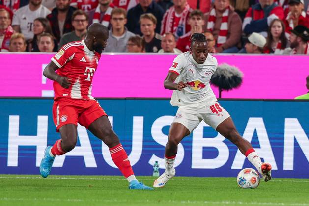 im Zweikampf, Aktion, mit Dayot Upamecano 2 (FC Bayern Muenchen), Yan Diomande 49 (RB Leipzig), FC Bayern Muenchen vs. RB Leipzig, Fussball, 1. Bundesliga, 1. Spieltag, 22.08.2025 DFB regulations prohibit any use of photographs as image sequences and or quasi-video Muenchen Bayern Deutschland