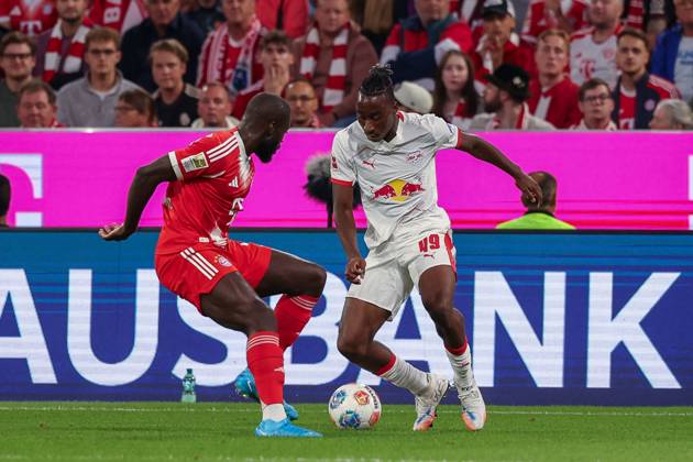 im Zweikampf, Aktion, mit Dayot Upamecano 2 (FC Bayern Muenchen), Yan Diomande 49 (RB Leipzig), FC Bayern Muenchen vs. RB Leipzig, Fussball, 1. Bundesliga, 1. Spieltag, 22.08.2025 DFB regulations prohibit any use of photographs as image sequences and or quasi-video Muenchen Bayern Deutschland
