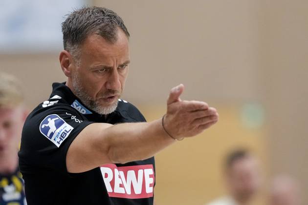 Maik Machulla (Trainer, Cheftrainer, RNL), gibt Anweisungen, gestikuliert, mit den Armen gestikulieren, Einzelbild, Einzelfoto, Aktion, Action, 22.08.2025, Östringen (Deutschland), Handball, Testspiel, Rhein-Neckar Löwen - HC Kriens-Luzern