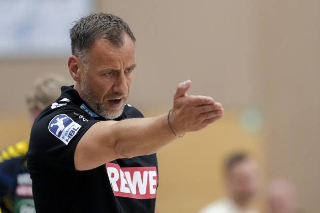 Maik Machulla (Trainer, Cheftrainer, RNL), gibt Anweisungen, gestikuliert, mit den Armen gestikulieren, Einzelbild, Einzelfoto, Aktion, Action, 22.08.2025, Östringen (Deutschland), Handball, Testspiel, Rhein-Neckar Löwen - HC Kriens-Luzern