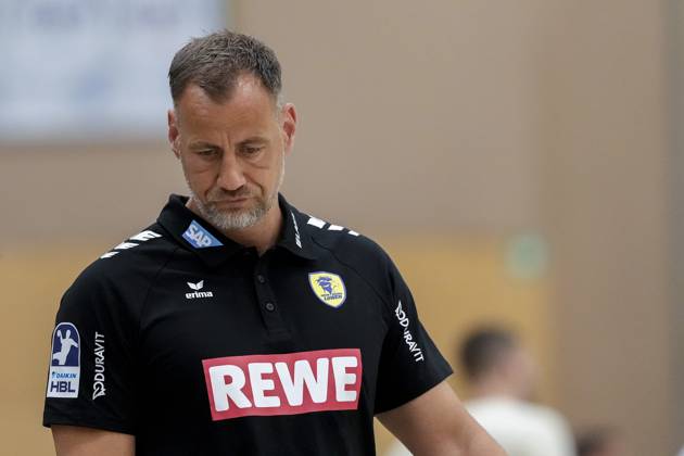 Maik Machulla (Trainer, Cheftrainer, RNL), Einzelbild, Einzelfoto, Aktion, Action, enttäuscht schauend, Enttäuschung, Frustration, disappointed, pessimistisch, 22.08.2025, Östringen (Deutschland), Handball, Testspiel, Rhein-Neckar Löwen - HC Kriens-Luzern