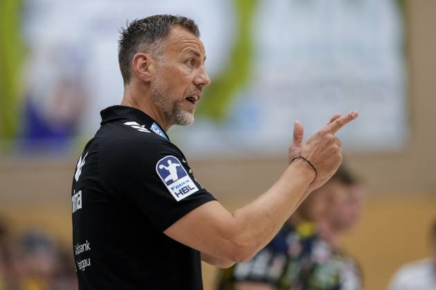 Maik Machulla (Trainer, Cheftrainer, RNL), gibt Anweisungen, gestikuliert, mit den Armen gestikulieren, Einzelbild, Einzelfoto, Aktion, Action, 22.08.2025, Östringen (Deutschland), Handball, Testspiel, Rhein-Neckar Löwen - HC Kriens-Luzern