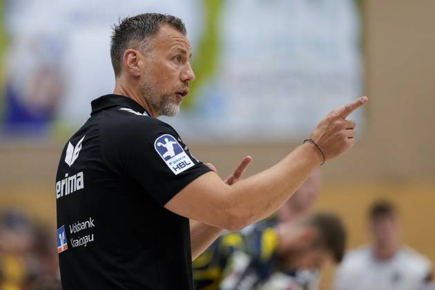 Maik Machulla (Trainer, Cheftrainer, RNL), gibt Anweisungen, gestikuliert, mit den Armen gestikulieren, Einzelbild, Einzelfoto, Aktion, Action, 22.08.2025, Östringen (Deutschland), Handball, Testspiel, Rhein-Neckar Löwen - HC Kriens-Luzern